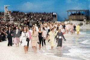 أمواج بحر ورمال.. مفاجأة CHANEL في أسبوع الموضة