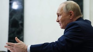 مادورو يطلب المساعدة من بوتين: الكرملين يعترف مع استمرار التسلح الأمريكي