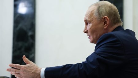 مادورو يطلب المساعدة من بوتين: الكرملين يعترف مع استمرار التسلح الأمريكي