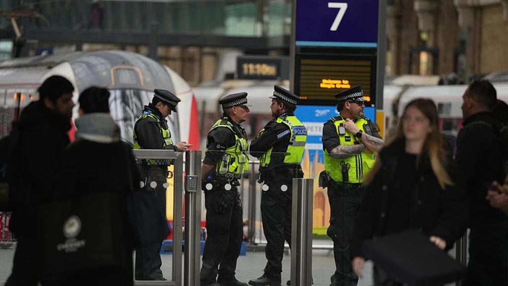 هجوم على قطار في بريطانيا.. المتهم يمثل أمام المحكمة والملك تشارلز يعبّر عن صدمته