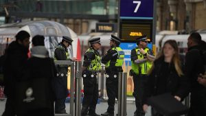 هجوم على قطار في بريطانيا.. المتهم يمثل أمام المحكمة والملك تشارلز يعبّر عن صدمته