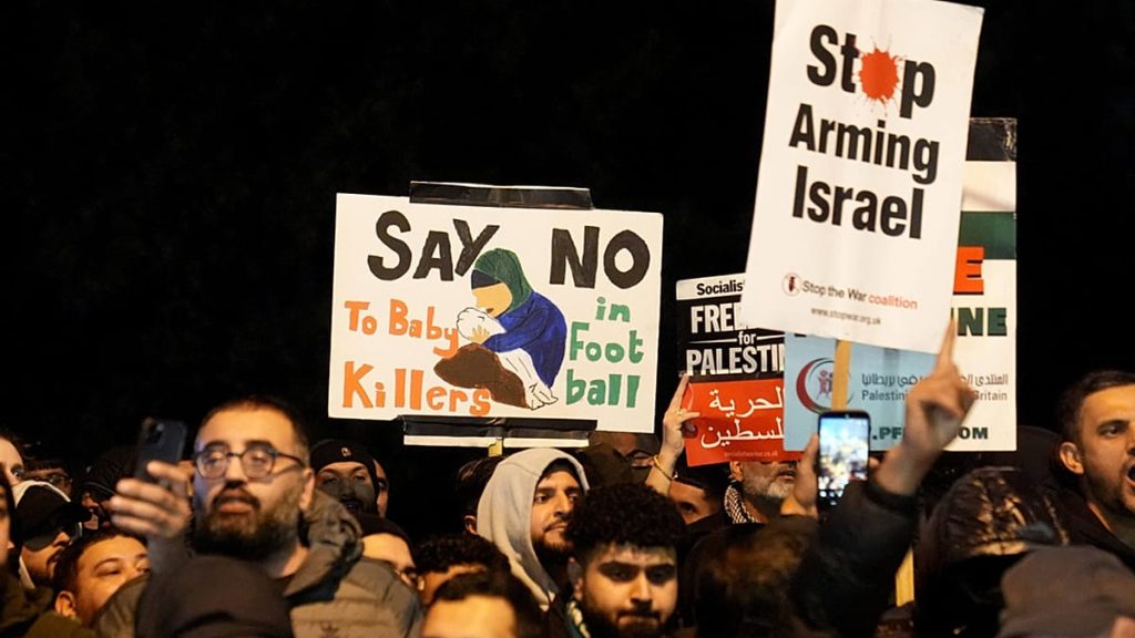 فيديو – قبل مباراة أستون فيلا ومكابي تل أبيب.. الشرطة البريطانية تعتقل 6 أشخاص