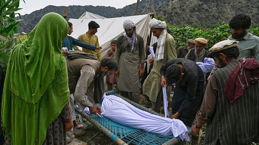 ارتفاع حصيلة ضحايا الزلزال في شمال أفغانستان