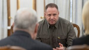 زيلينسكي يعلن استقالة مدير مكتبه بعد تفتيش منزله في إطار قضية فساد