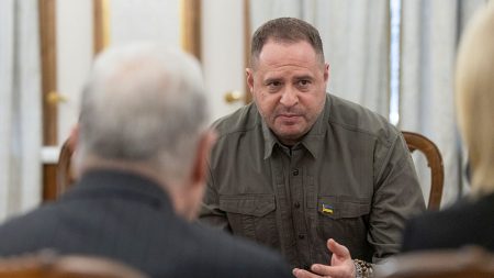 زيلينسكي يعلن استقالة مدير مكتبه بعد تفتيش منزله في إطار قضية فساد