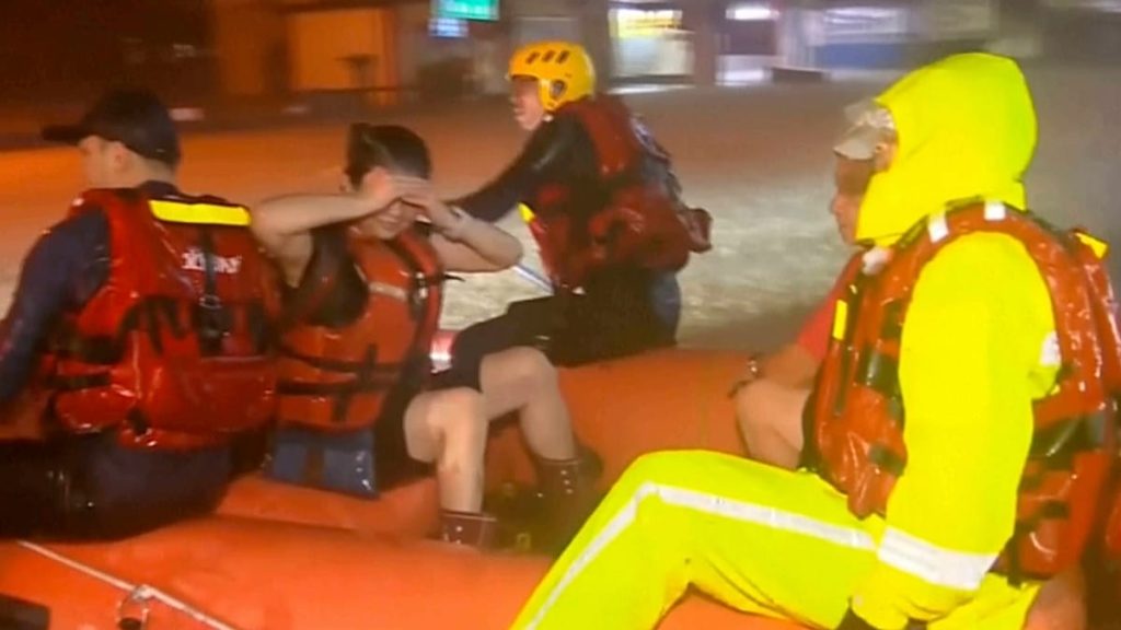 فيديو. “فونغ وونغ”.. عاصفة مدارية تضرب تايوان بأمطار غزيرة وفيضانات وتؤدي إلى إجلاء آلاف السكان