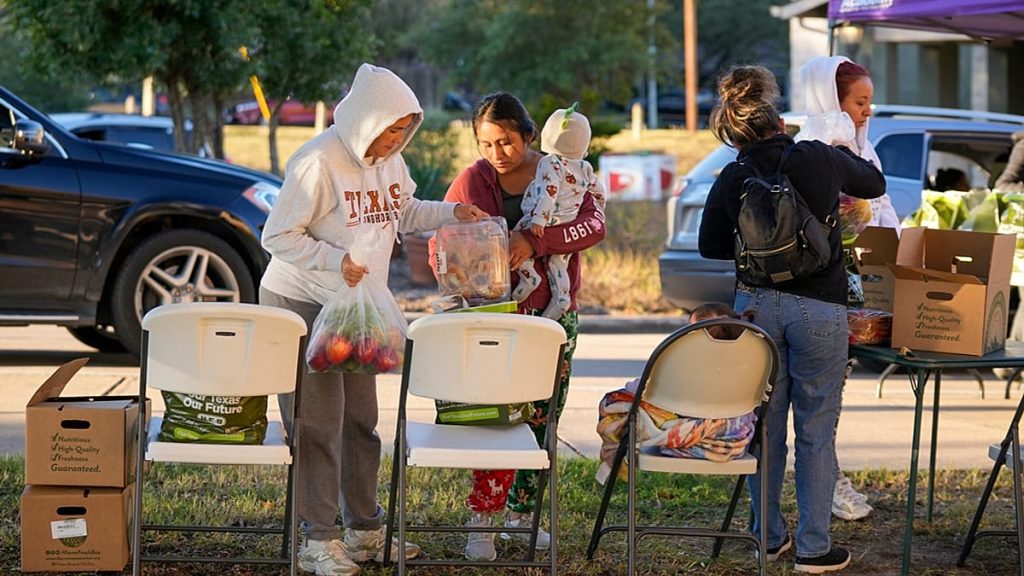 أكثر من 40 مليون أمريكي مهددين بالجوع.. جيفريز يتهم ترامب بتحويل الجوع إلى سلاح تفاوض