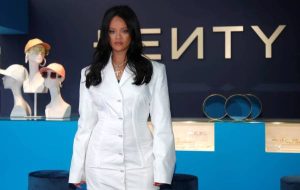 «ريانا» تدشن ماركة أزياء جديدة في باريس