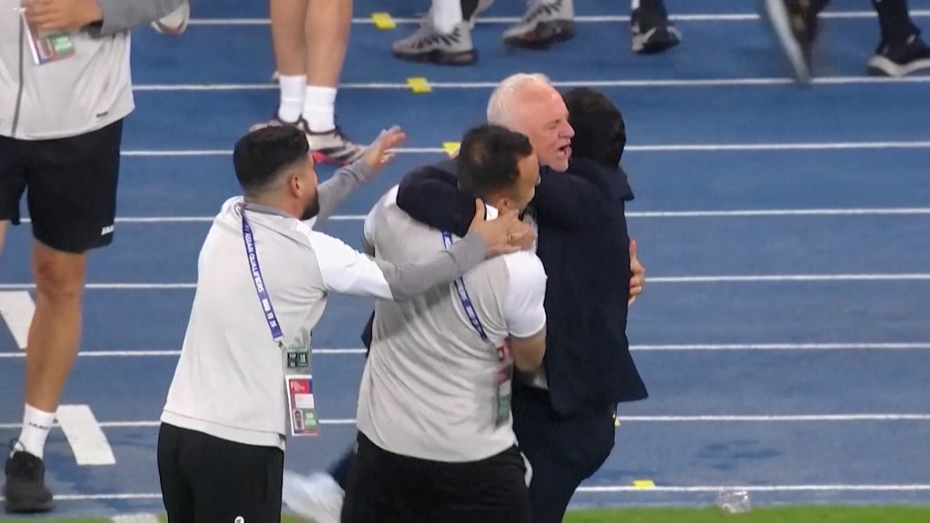 لقطة لمدرب العراق وهو يدير ظهره لركلة الجزاء أمام الإمارات تخطف الأنظار