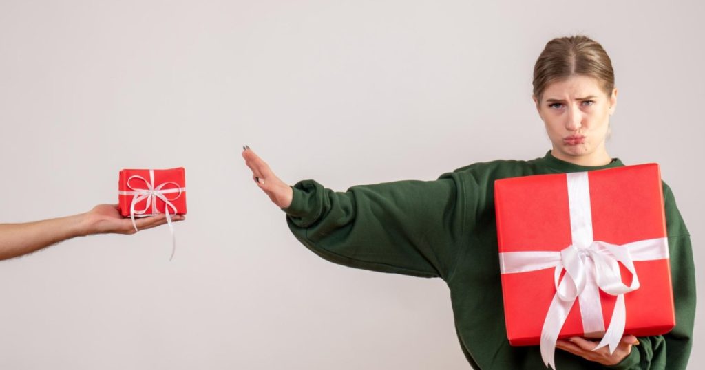 حين تصبح الهدية عبئا.. متى وكيف ترفضها من دون إحراج؟