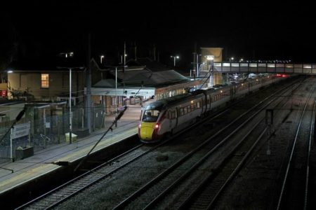 لندن: القبض على شخصين إثر حادثة طعن في قطار