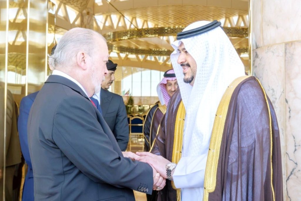 ملك ماليزيا يصل إلى الرياض وفي مقدّمة مستقبليه نائب أمير المنطقة