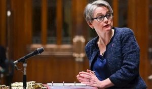 وزيرة الخارجية البريطانية: قدمنا خطة لتفكيك سلاح حماس