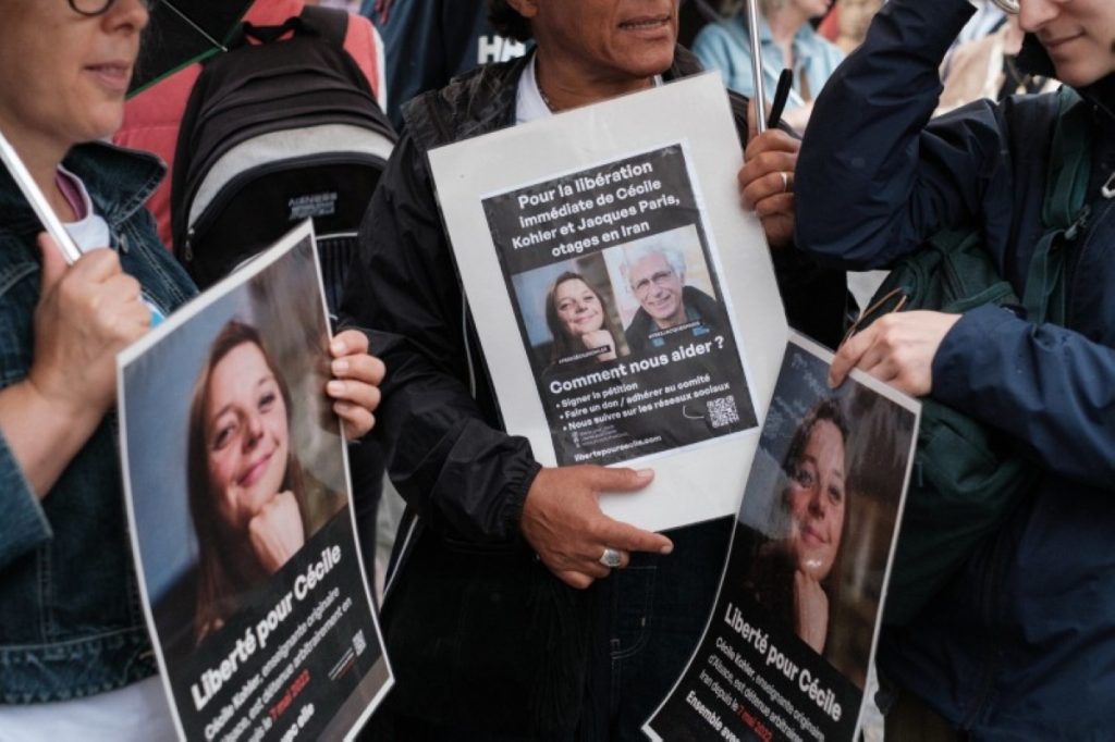 بعد 1277 يوماً.. إيران تفرج عن آخر الرهائن الفرنسيين