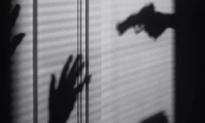 وكيل لاعبين يهدد لاعب دولي شاب بالسلاح!