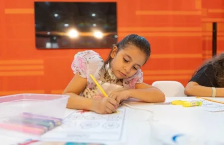 حين يلمس الأطفال التاريخ بأطراف ألوانهم.. لوحات خالدة تنهض من صمتها في الشارقة – أخبار السعودية