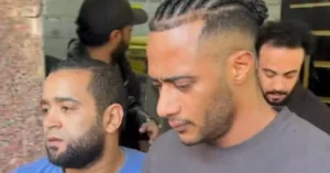 محمد رمضان ينهار في وداع والده وسط دعم الفنانين والأصدقاء – أخبار السعودية