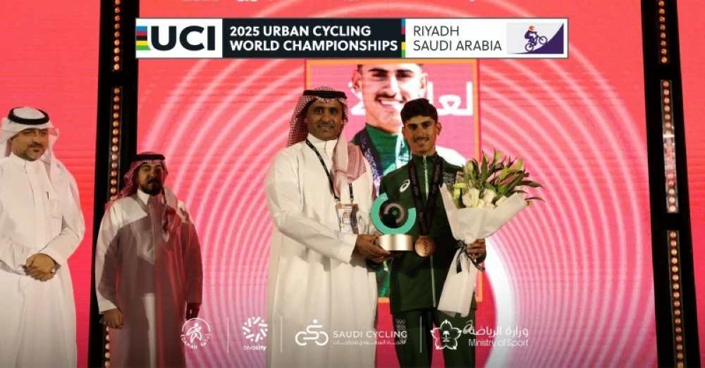 تكريم طه الخليفة لأول ميدالية آسيوية في الدراجات