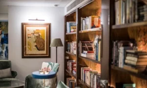 سحر اللوحات: كيف تحول الفن الأماكن إلى تجارب فريدة