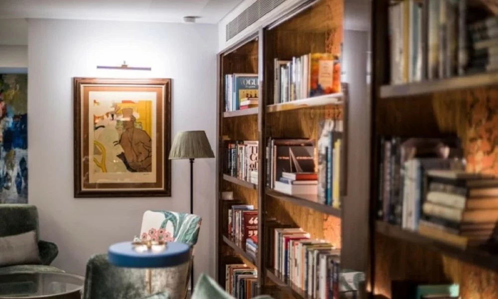 سحر اللوحات: كيف تحول الفن الأماكن إلى تجارب فريدة