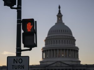 الحكومة الأميركية تفتح لكن الانقسامات قائمة والخسائر كبيرة