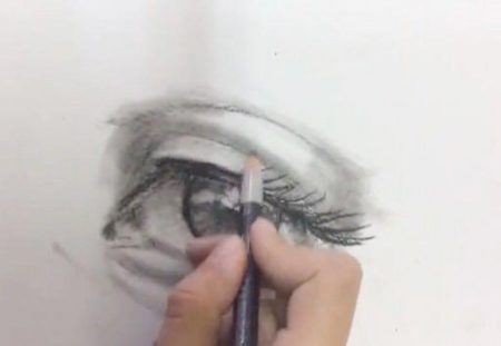 فتيات يجدن اللغة اليابانية وأخريات يبدعن بالفرشاة والألوان