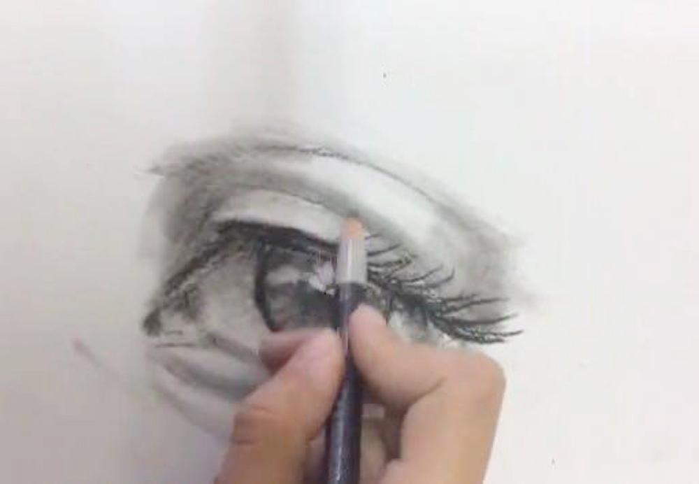 فتيات يجدن اللغة اليابانية وأخريات يبدعن بالفرشاة والألوان