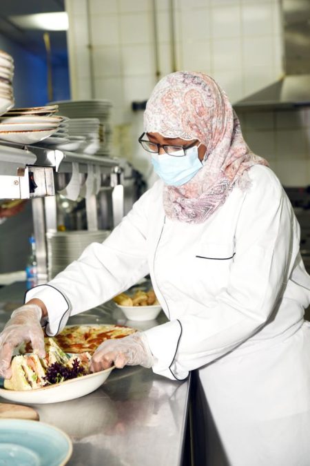 مسؤولات المبيعات يعايشن تفاصيل إتمام حفلات الزفاف وإلغائها