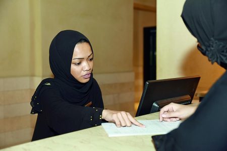 بعد تعيينها «الخجول».. المرأة تثبت قدرتها على التعامل بفن