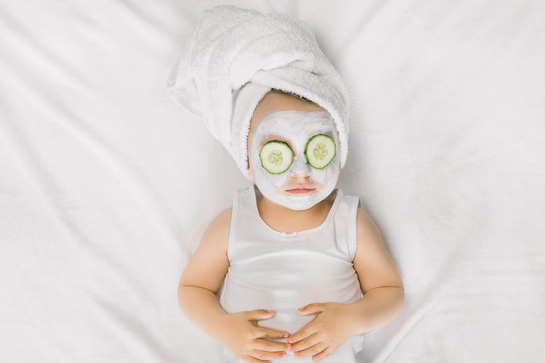 أطباء الجلدية ينتقدون منتجات العناية ببشرة الأطفال