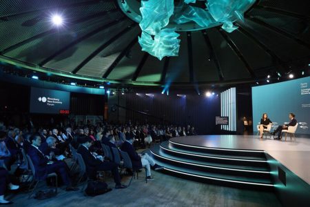 الأسواق تستعد لعمليات تصحيح.. والدولار يُظهر صلابة