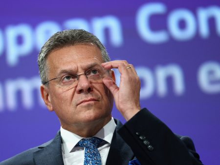 الاتحاد الأوروبي يسعى لكبح الشحنات الصينية الرخيصة التي تُغرق السوق