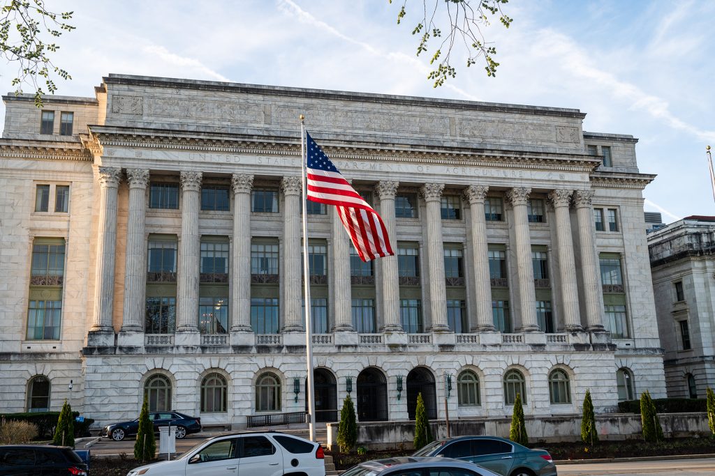 وزارة الزراعة الأميركية تحذر الولايات من صرف مساعدات غذائية كاملة