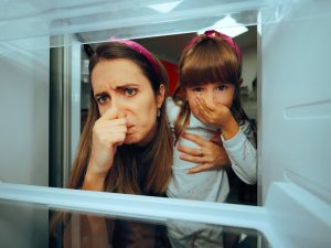 من الماء الدافئ إلى صودا الخبز.. دليلك لتنظيف الثلاجة ومنع الروائح الكريهة