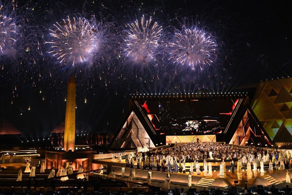 “الجلابية” في المتحف الكبير.. صورة تثير الجدل في القاهرة | أسلوب حياة