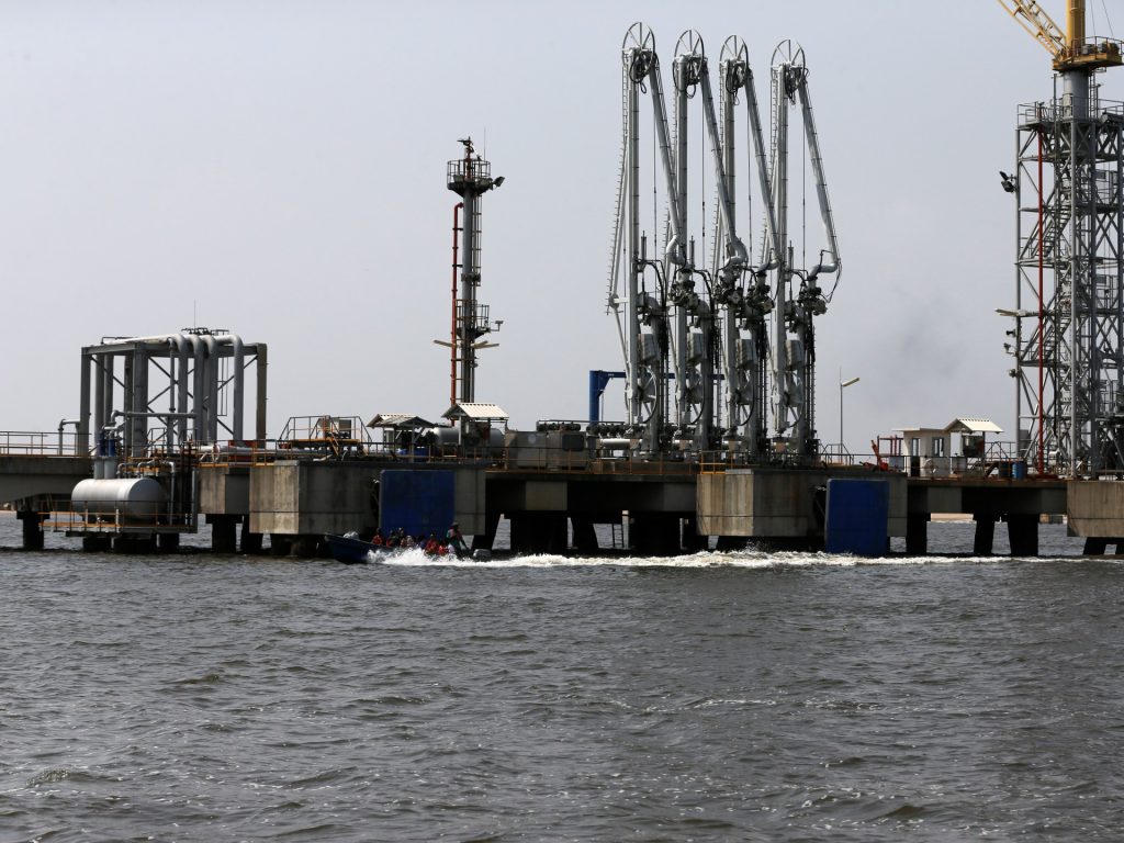 نيجيريا تتراجع عن رسوم استيراد الوقود لمخاوف نقص الإمدادات