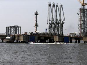 نيجيريا تتراجع عن رسوم استيراد الوقود لمخاوف نقص الإمدادات