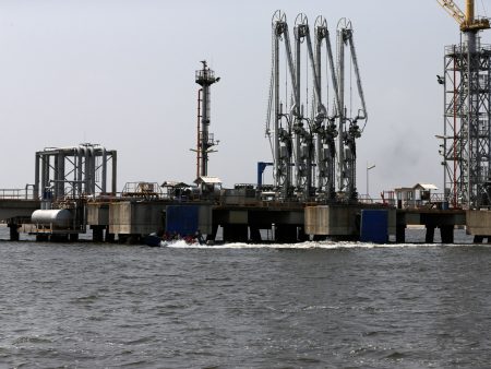 نيجيريا تتراجع عن رسوم استيراد الوقود لمخاوف نقص الإمدادات