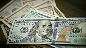 الدولار يقترب من أعلى مستوى في 3 أشهر