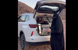 متطوعة في حائل توزع المواقد بشكل مجاني للحفاظ على البيئة