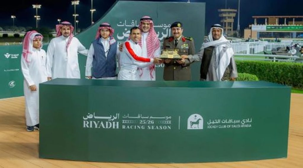 الفريق «البسامي» يتوج الجواد الفائز بكأس الأمن العام ضمن فعاليات موسم سباق الخيل بالرياض