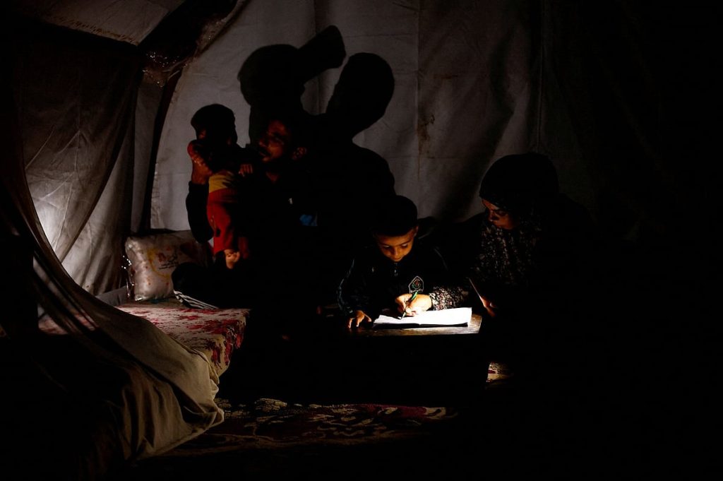 سكان غزة محرومون من الكهرباء رغم وقف إطلاق النار