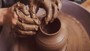 "الصلصال الحراري".. مبادرة لتعزيز الحرف اليدوية وتمكين المرأة في وادي الدواسر