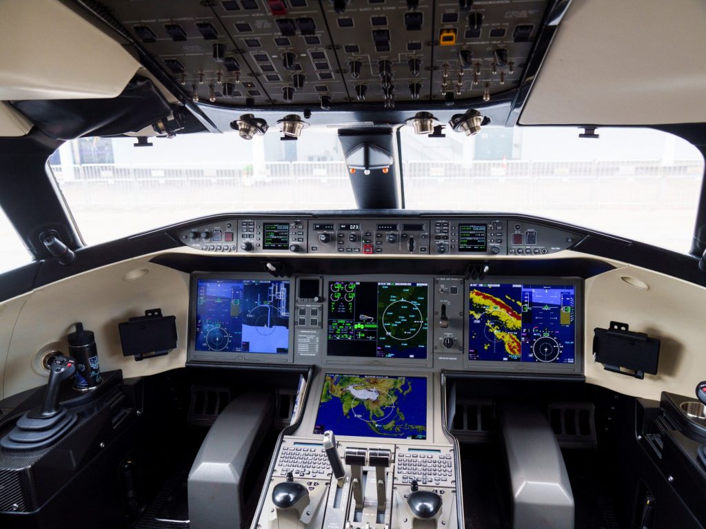 قصة مثيرة وغريبة في عالم الطيران.. ربان مزيف يقود عشرات الرحلات بأوروبا