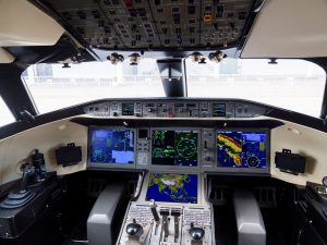 قصة مثيرة وغريبة في عالم الطيران.. ربان مزيف يقود عشرات الرحلات بأوروبا