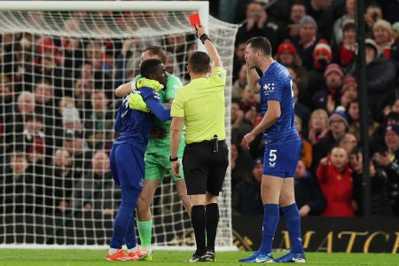 “طرد تاريخي بالدوري الإنجليزي”.. إدريسا يعتدي على زميله مايكل كين