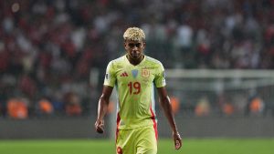 “ينتقدونه لأتفه الأسباب” لاعب مدريدي يدافع عن لامين جمال نجم برشلونة