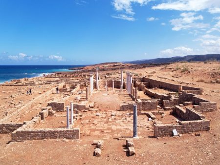 اكتشاف طريق روماني قديم بين برقة وطلميثة يكشف ألغازا أثرية جديدة