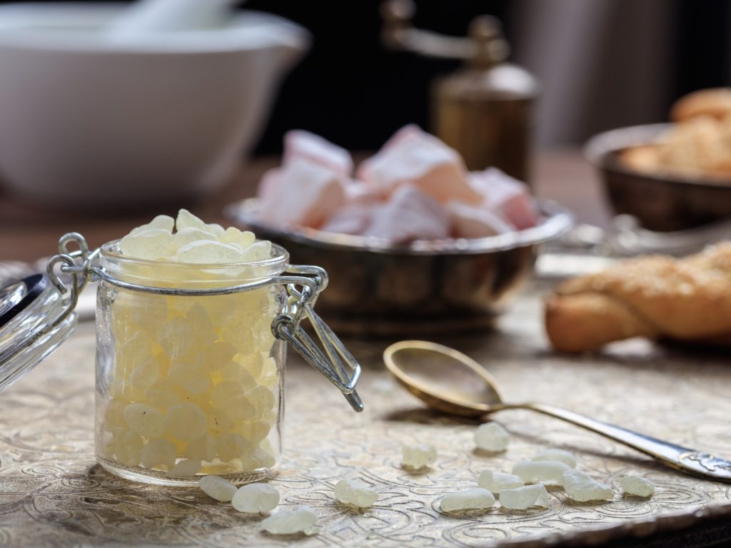 المستكة.. دموع الأشجار التي تحولت إلى كنز غذائي