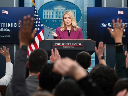 حملات الترحيل تطال أحد أفراد عائلة المتحدثة باسم البيت الأبيض